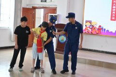 钟山县消防救援局深切村落小学建牢暑期平安防